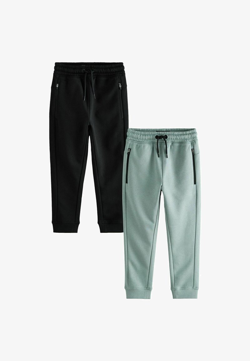 Dwie pary spodni dresowych: jedne czarne, a drugie jasnoszare. Obie posiadają elastyczne pasy, sznurki ściągające oraz zapinane na zamek boczne kieszenie.