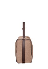 Bruine suède tas met een rechthoekige vorm, voorzien van een bruine leren schouderband en biezen. Een eenvoudig ontwerp zonder zichtbare patronen of hardwaredetails.