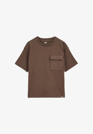 Barna pamut rövid ujjú póló kerek nyakkal és elülső mellzsebbel, amelyen téglalap alakú fedél található. Lapos kialakítás, sima textúra.