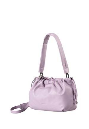 Kleine weiche Lavendelfarbene Handtasche mit gerafftem oberen Rand, kurzem gepolstertem Griff und verstellbarem Schulterriemen auf weißem Hintergrund.