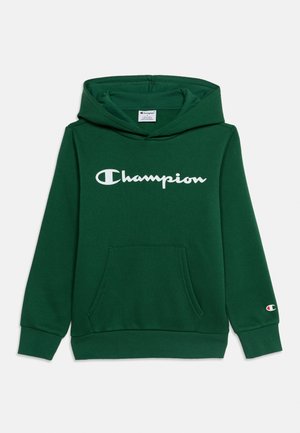 Felpa con cappuccio Green Champion verde con tasca a marsupio frontale, grande logo bianco sul petto e piccolo logo sul polsino della manica sinistra.