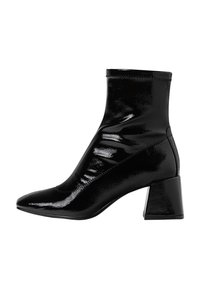 Czarne lakierowane botki za kostkę z ostrym noskiem, usztywnionym obcasem i designem typu slip-on, z delikatnym marszczeniem u góry.