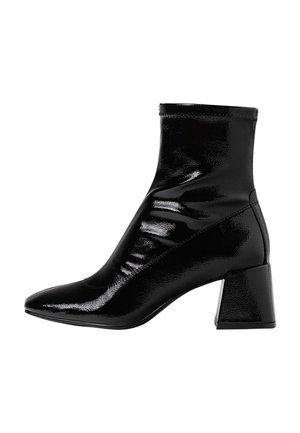Czarne lakierowane botki za kostkę z ostrym noskiem, usztywnionym obcasem i designem typu slip-on, z delikatnym marszczeniem u góry.