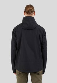 Zwarte hoodiejas van een gladde, lichte stof. Heeft een relaxte pasvorm en een verlaagde zoom, weergegeven vanuit de achterkant tegen een grijze achtergrond.