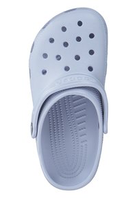 Crocs de plástico moldeado blanco con orificios de ventilación circulares, plantilla texturizada y tira en el talón para un ajuste seguro. Acabado de superficie suave.