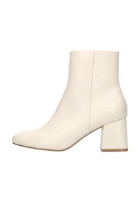 Bottines blanches avec un extérieur en cuir lisse, un bout pointu et un talon bloc épais avec un léger accent à la base.