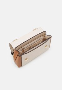 Guess LEVANTE CONVERTIBLE FLAP - Borsa a tracolla - cognac multi