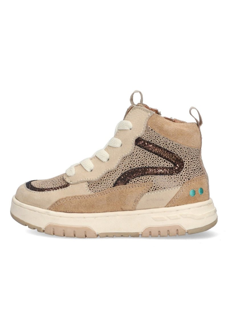 Tan hoge sneakers gemaakt van suede en synthetische materialen, met een perforatiedesign, crèmekleurige veters en turquoise accenten op de hiel.