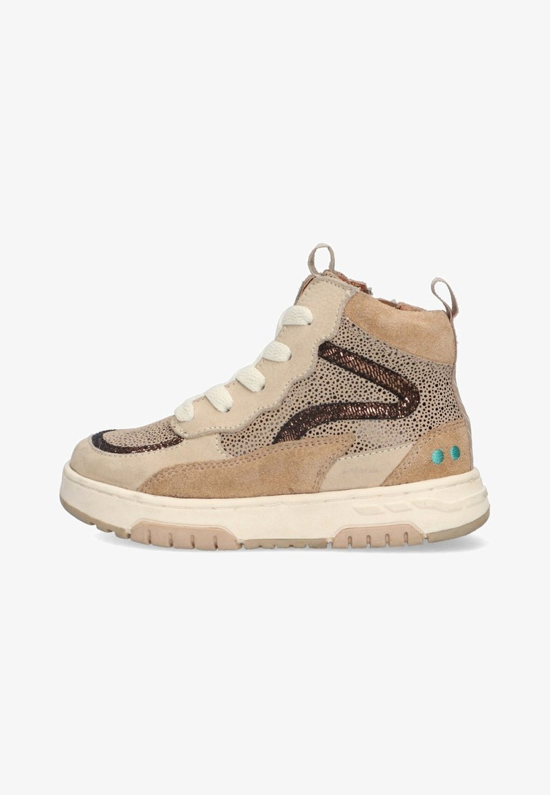 Tan hoge sneakers gemaakt van suede en synthetische materialen, met een perforatiedesign, crèmekleurige veters en turquoise accenten op de hiel.