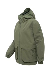 Chaqueta con capucha de color verde oliva con cremallera frontal, puños elásticos, grandes bolsillos delanteros con solapas y parche con logo en la manga izquierda.