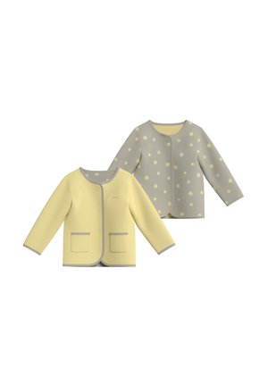 Dwie dziecięce kurtki na guziki, jedna żółta z kieszeniami i szarym obszyciem, druga szara z żółtymi wzorami słonecznymi i pasującym obszyciem.
