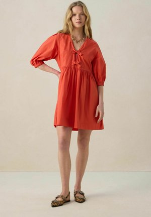 MIT PUFFÄRMELN - Freizeitkleid - rot