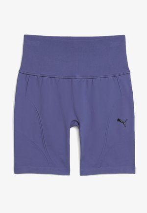 Lila sportos rövidnadrág széles bordázott derékkal, sima anyaggal, oldalpanel részletezéssel és egy kis fekete Puma logóval a bal lábon.