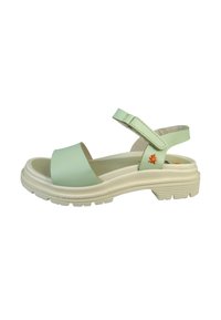 Grøn syntetisk lædersandal med en bred rem og justerbar ankelrem, der har en hvid, tekstureret gummisål og orange blomstermotiv.