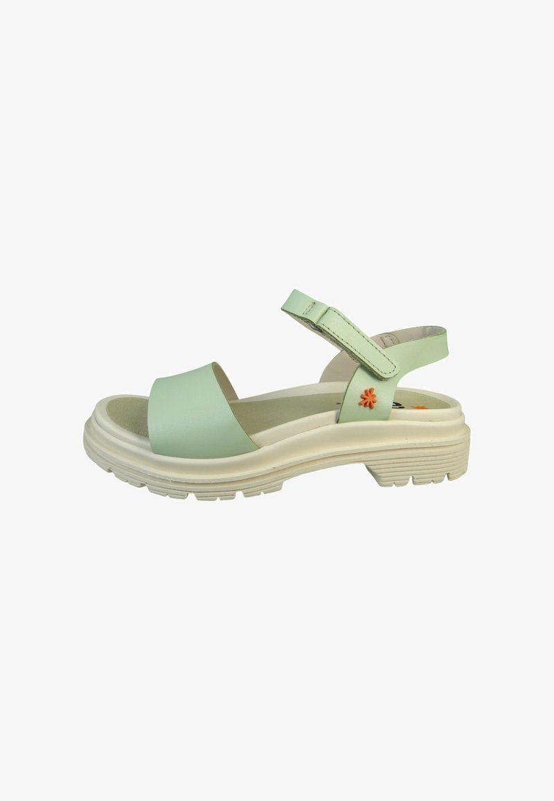 Sandale en simili cuir vert avec une large sangle et une sangle de cheville réglable, dotée d'une semelle en caoutchouc texturé blanche et de détails floraux orange.