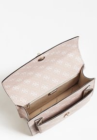 Světle růžová designová kabelka s bílým květinovým vzorem, otevřenou klopou, vnitřní zipovou kapsou a magnetickým uzávěrem.