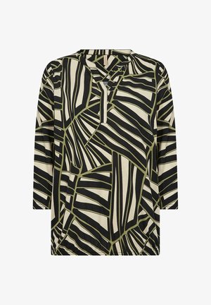 Długi rękaw bluzki z czarno-jasnozielonym geometrycznym wzorem liści na kremowym tle, z lekko dekoltem w kształcie litery V i luźnym krojem.