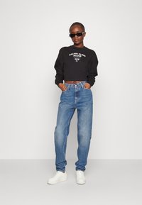 Calvin Klein Jeans Džínsy voľného strihu - denim medium
