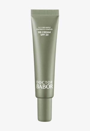 Tube en aluminium vert de la crème BB Doctor Babor, avec texte blanc, 5,2 % d'érable rouge et SPF 20, offrant une finition lisse et mate.