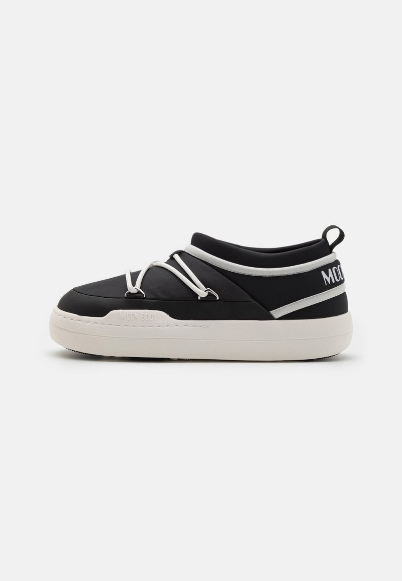 Baskets slip-on noires avec une semelle blanche épaisse, des lacets élastiques blancs croisés sur le dessus et le texte "MOON BOOT" sur le talon et la semelle.