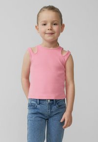 Roze mouwloze top met geribbelde textuur, met schouderuitsnijdingen, gecombineerd met blauwe jeans. Eenvoudig, casual ontwerp dat geschikt is voor kinderen.
