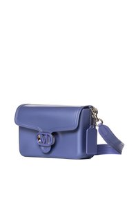 Borsa a tracolla in pelle sintetica viola con chiusura a pattina, hardware con logo metallico e tracolla regolabile. Include un'etichetta removibile.