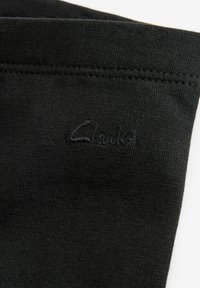 Čierna bavlnená tkanina s hladkou štruktúrou, so šitým švom a jemne vyšitým logom "Clarks" tmavou niťou.