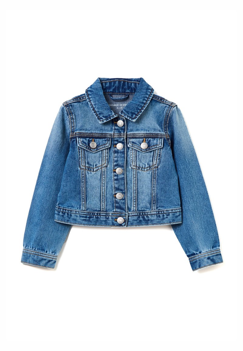 Giacca di jeans blu per bambini con bottoni argentati, due tasche sul petto e maniche lunghe, posata su uno sfondo bianco.