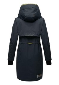 Marineblauwe waterdichte parka met een capuchon, voorzien van een verlaagd taille, elastische manchetten en een merklogo op de rug. Accent in kaki groen.