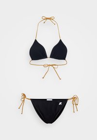 Črn bikini z vrhnjim delom v obliki trikotnika, ki ima oranžne in črne povezave ter spodnjim delom s podobnimi povezavami in majhnim logotipom na strani.