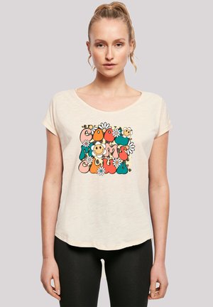 Helles beiges T-Shirt mit lässiger Passform, versehen mit einem bunten "Cool Mom Club"-Grafik und floralen Designs. Weicher, strukturierten Stoff.