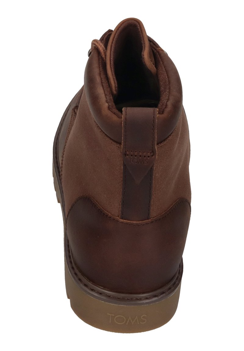 Brauner Knöchelstiefel mit einem weichen Lederobermaterial und Canvas-Seiten. Verfügt über einen gepolsterten Kragen, ein Logo an der Ferse und eine strukturierte Gummisohle.