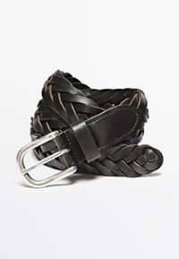 Flettet sort læderbælte med spænde i sølvmetal. Bæltet har et tekstureret mønster og en glat læderende.