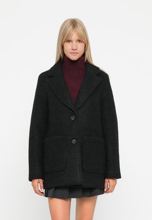 Sort uldfrakke med to frontlommer, klapkrave og to knapper. Tekstureret finish, lange ærmer og et afslappet fit design.