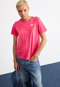 Nike Sportswear CLUB TEE - Paprasti marškinėliai - aster pink/white