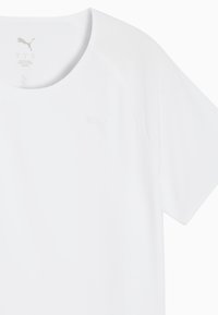 Hvid kortærmet t-shirt lavet af glat stof. Har et diskret, reflekterende Puma-logo på venstre brystområde. Rund halsudskæring.