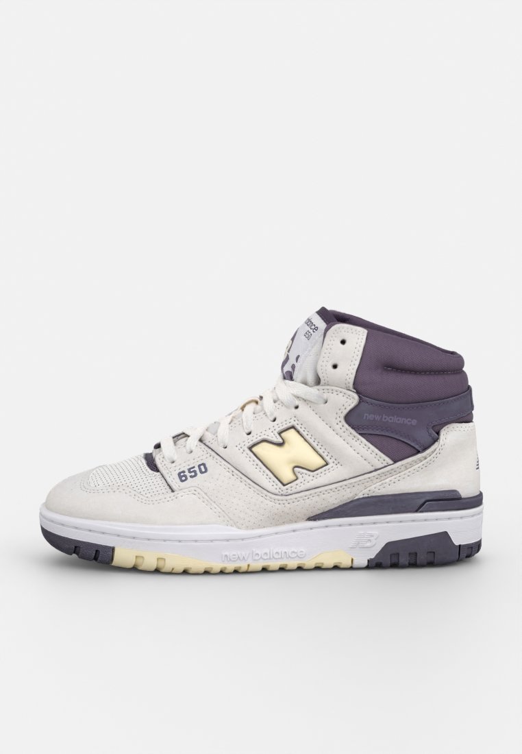 Sneakers alte realizzate in pelle e suede bianco. Presentano una combinazione di colori viola e crema, un grande logo 'N' e dettagli testurizzati.