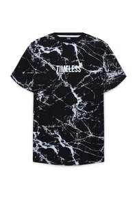T-shirt nera con motivo bianco marmorizzato, scollo rotondo, maniche corte e la parola "TIMELESS" stampata in lettere bianche in grassetto.