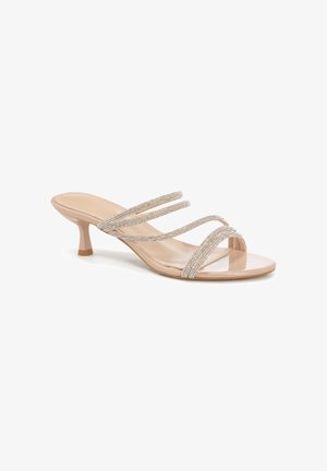 Sandalo beige con tacco e punta aperta con tre sottili cinturini decorati con piccoli strass lucenti.