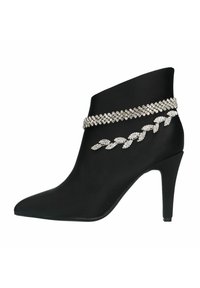 Zwarte enkelboot gemaakt van soepel satijnmateriaal met een spitse neus, met een kettingaccent van rhinestones rond de enkel en een hoge stiletto hak.