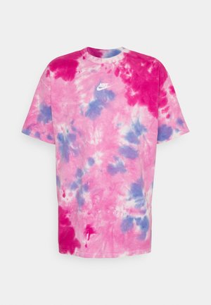 T-shirt tie-dye rose et bleu avec col ras du cou, manches courtes, et petit logo blanc Nike sur la poitrine. Matière coton.