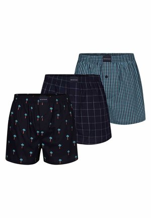 Drei Paare Herren-Boxershorts: eine mit blauem Palmbaumdruck, eine in marineblauem Karomuster und eine mit türkisfarbenem Karomuster, alle mit elastischen Bündchen.