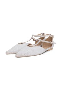 Scarpe flat bianche con punta affusolata, caratterizzate da una texture screpolata, cinturini alla caviglia e un tacco basso. La suola è liscia e di colore beige.