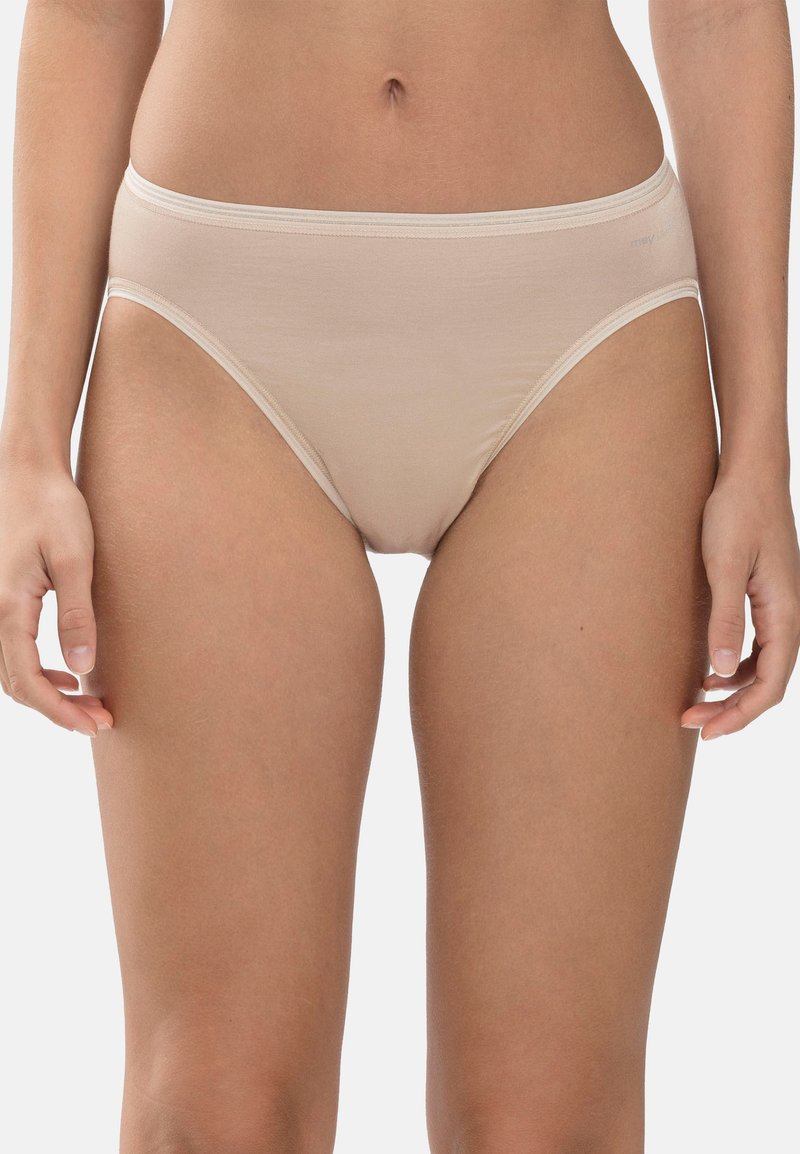 Beige High-Waist-Bikinihosen aus weichem Material, mit glatter Oberfläche und kontrastierenden Abschlüssen entlang des Taillenbunds und der Beinausschnitte.