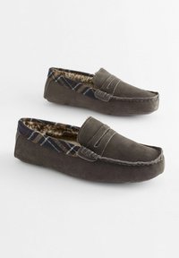 Grijze suède instappers met een geruite voering, een pluche interieur en decoratieve stiksels. Rond neus en een zachte, flexibele zool voor comfort.