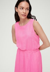 s.Oliver MIT CUT OUT - Freizeitkleid - pink
