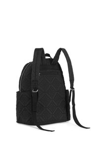 Sac à dos matelassé noir avec un motif en diamant, compartiment principal zippé, poche avant et bretelles réglables.