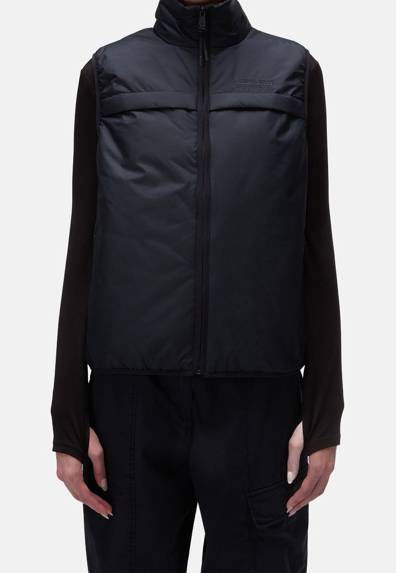 Schwarze, leichte Steppweste mit hohem Kragen, Frontreißverschluss und zwei Seitentaschen; glatte Textur mit minimalistischem Design.