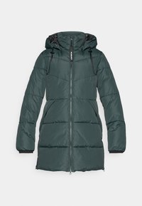 Chaqueta acolchada en verde oscuro, con cierre frontal tipo cremallera, capucha ajustable y puños elásticos. Textura lisa con patrón acolchado.