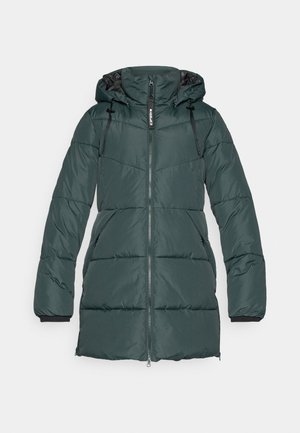 Chaqueta acolchada en verde oscuro, con cierre frontal tipo cremallera, capucha ajustable y puños elásticos. Textura lisa con patrón acolchado.